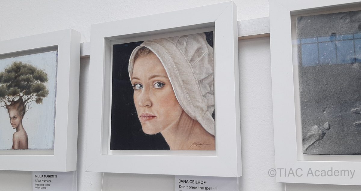 Dieses Bild hat ein leeres Alt-Attribut. Der Dateiname ist Ausstellung-TIAC-Academy-Jana-Geilhof-Dont-break-the-spell-II-Oil-on-canvas-2025-1200x636.jpeg